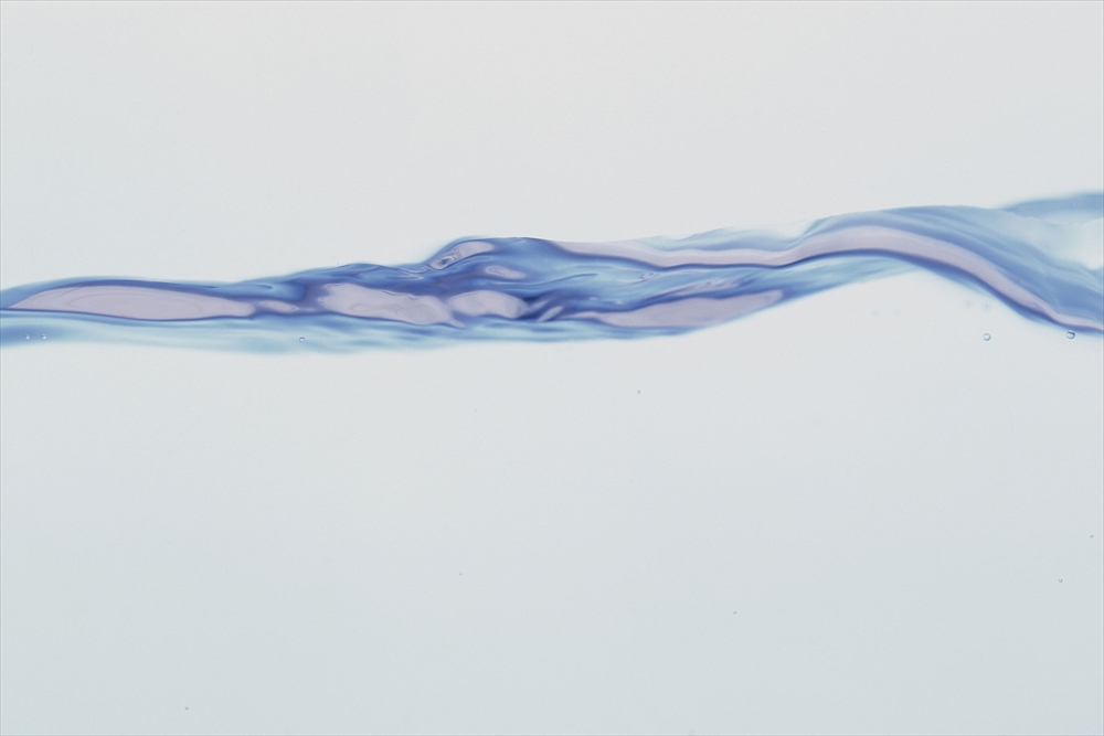 IMAGE_これは水の流れの写真のようです。透明な背景に、青紫色の水の波が描かれている印象です。水の動きや質感がシンプルに表現されています。