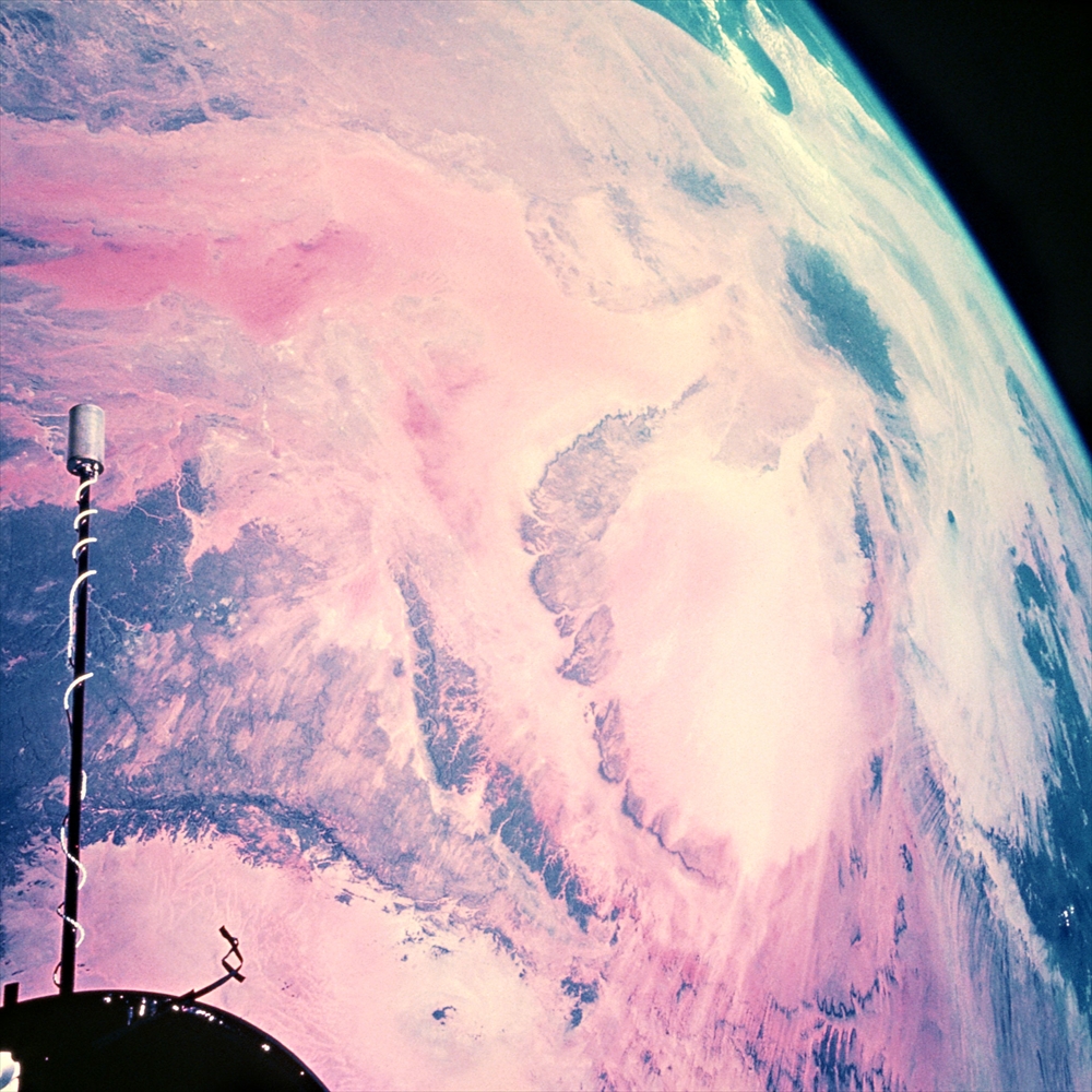 IMAGE_この写真は地球の宇宙からの視点を捉えたもので、上空からの地表の一部が映っています。特に、色合いや形状が特徴的で、地表の地形や気象の影響による様々な色合いが見受けられます。おそらく、宇宙ミッションや衛星から撮影された画像の一つであると思われます。