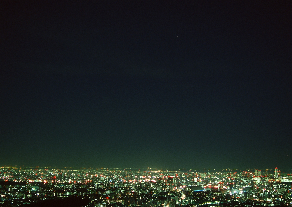 IMAGE_これは夜景の写真のようです。多くの明かりが見える都市の風景が広がっていると考えられます。具体的な場所や建物についてはわかりませんが、都市の夜の雰囲気を感じさせる美しいシーンですね。