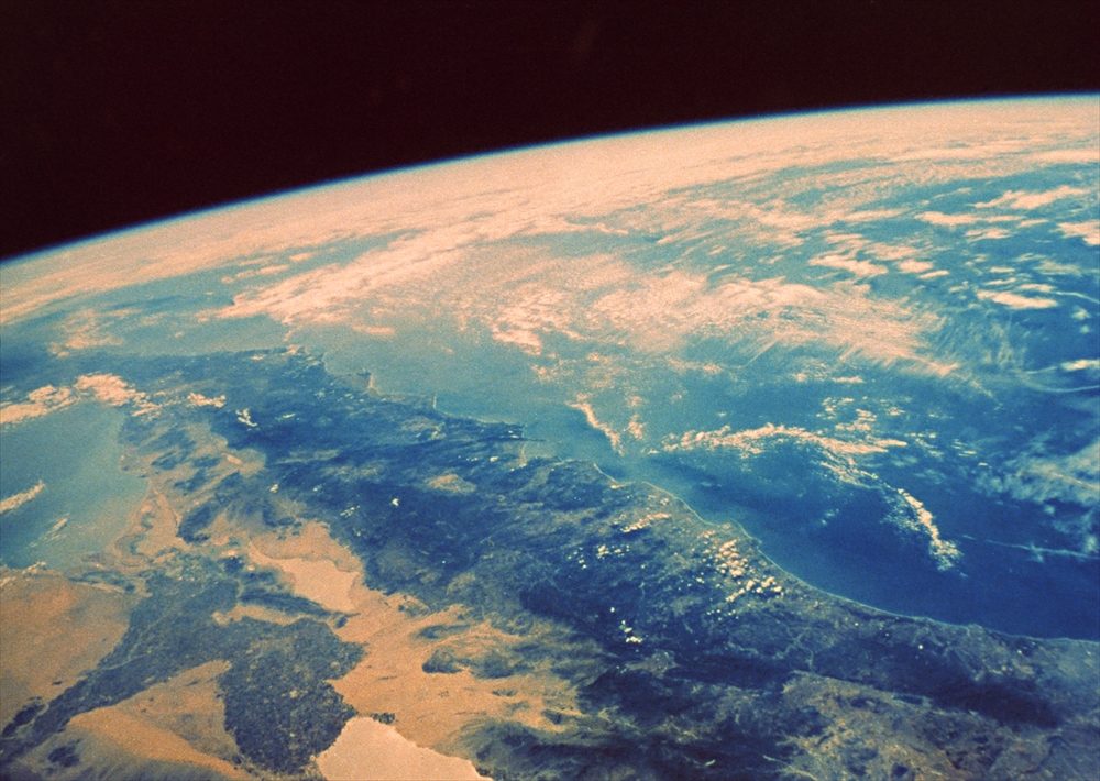 IMAGE_これは地球の写真で、宇宙から撮影されたもののようです。地球の大気や海、陸地が見えます。具体的な場所や特徴を特定することはできませんが、地球全体を俯瞰している印象があります。
