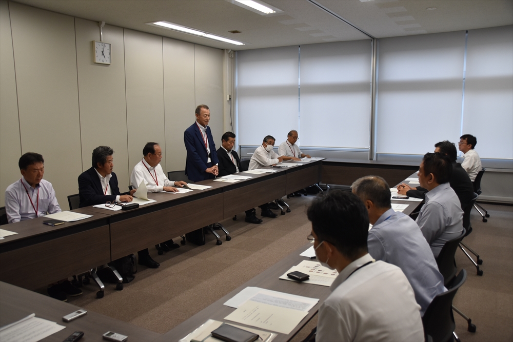 意見交換会であいさつする全管連の藤川会長