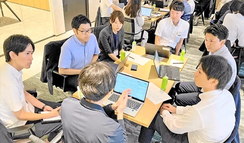 ゼロボードが主催した「脱炭素経営情報連携会」で地銀の専担者は積極的に意見を交わした。成功事例を共有し、自行へ持ち帰った（7月5日、東京都内）_　地銀、脱炭素支援で苦戦　本部と営業店に認識差も