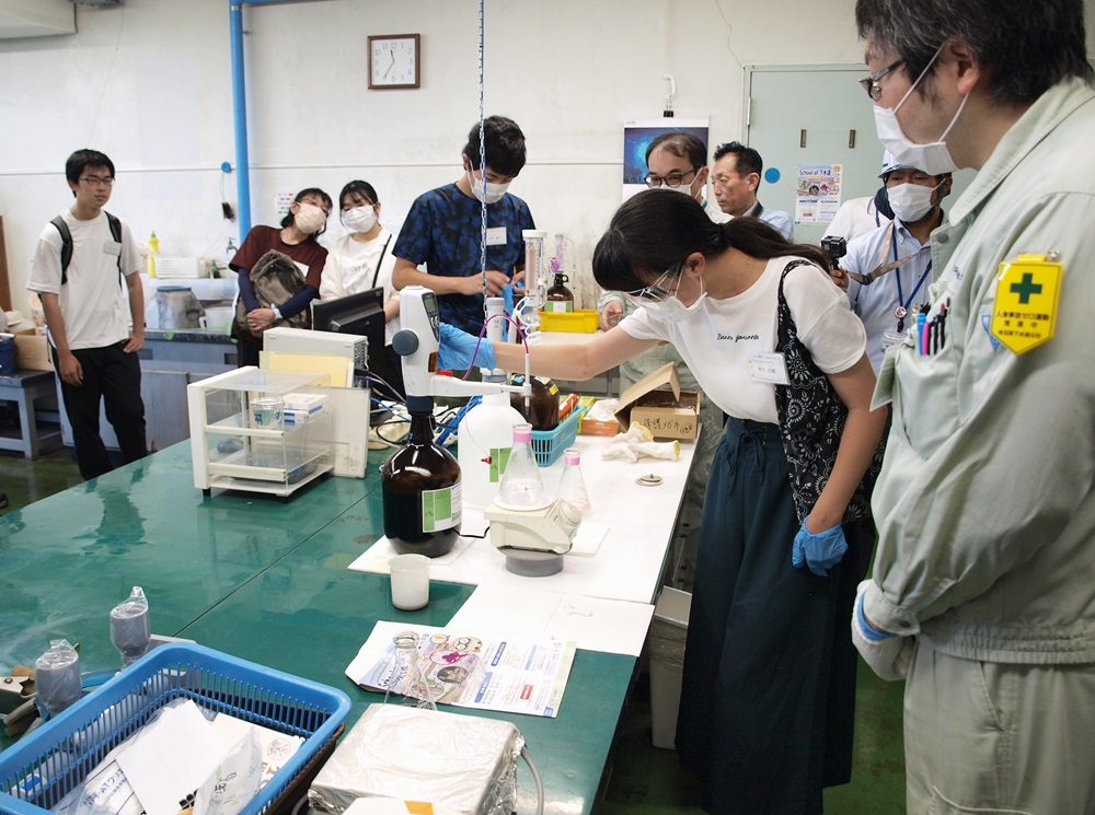 処理水の水質検査を実体験する高校生ら