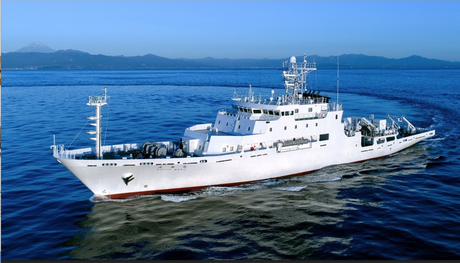 地球を見つめ直す（5）　海の異常と気候危機の深い関係　_気象庁の海洋気象観測船「凌風丸」（４代目）。海洋の表層から深層までの水温、海水中や大気中のＣＯ２濃度などの観測を行っている（気象庁提供）