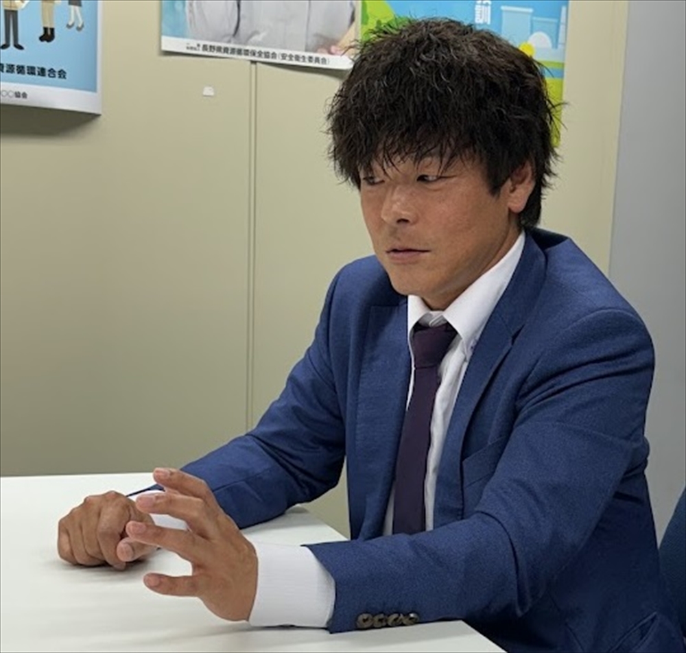 全国産業資源循環連合会 青年部協議会 新旧会長対談 上村 誠紀 会長(かみむら代表取締役) 海野 泰兵 前会長(海野清掃産業代表取締役) 〈司会〉環境新聞編集部 黒岩 修 海野氏 危機感を持って情_上村会長