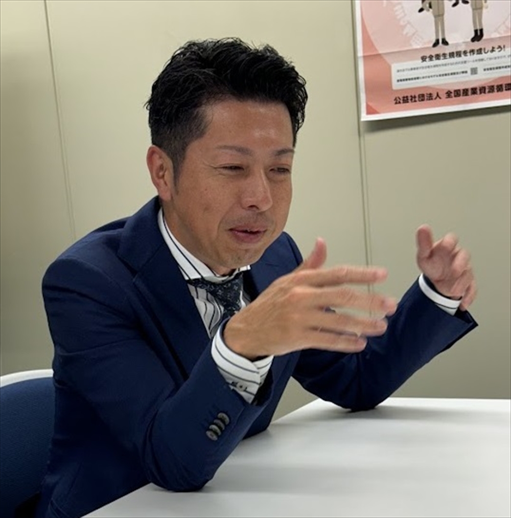 全国産業資源循環連合会 青年部協議会 新旧会長対談 上村 誠紀 会長(かみむら代表取締役) 海野 泰兵 前会長(海野清掃産業代表取締役) 〈司会〉環境新聞編集部 黒岩 修 海野氏 危機感を持って情_海野前会長