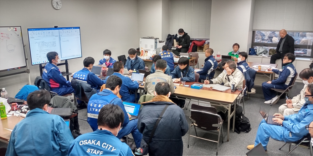 住民のために何ができるのか。復旧支援のため現地入りしていた政令市職員などと議論を重ねた（モニター左手前に座っているのが堂薗さん。提供：国土交通省）