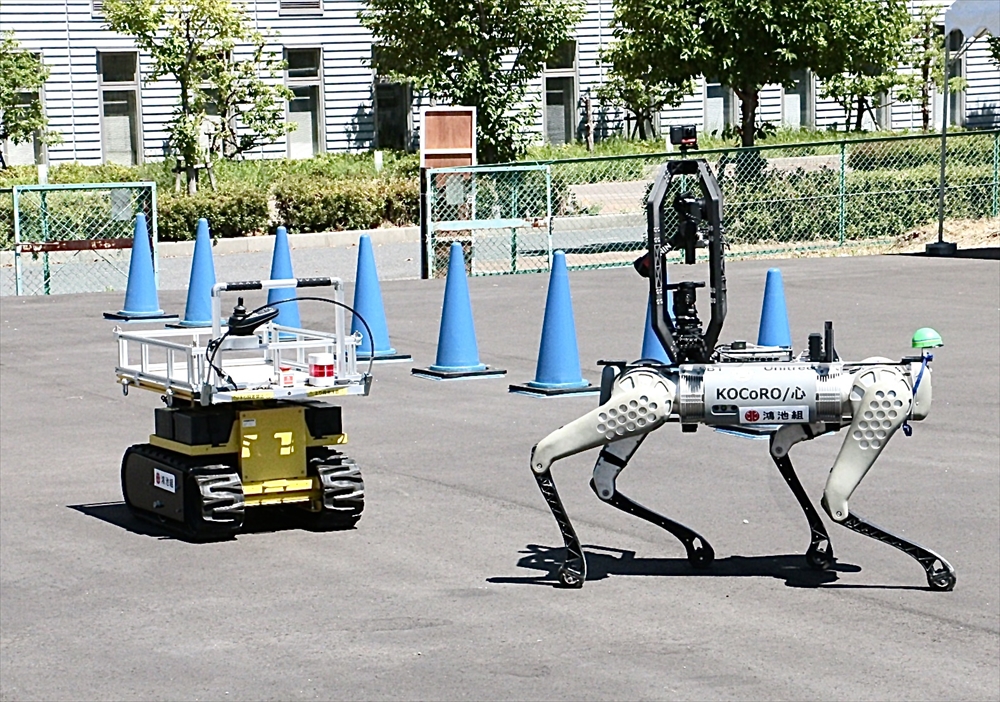 運搬ロボを先導する四足歩行ロボット
