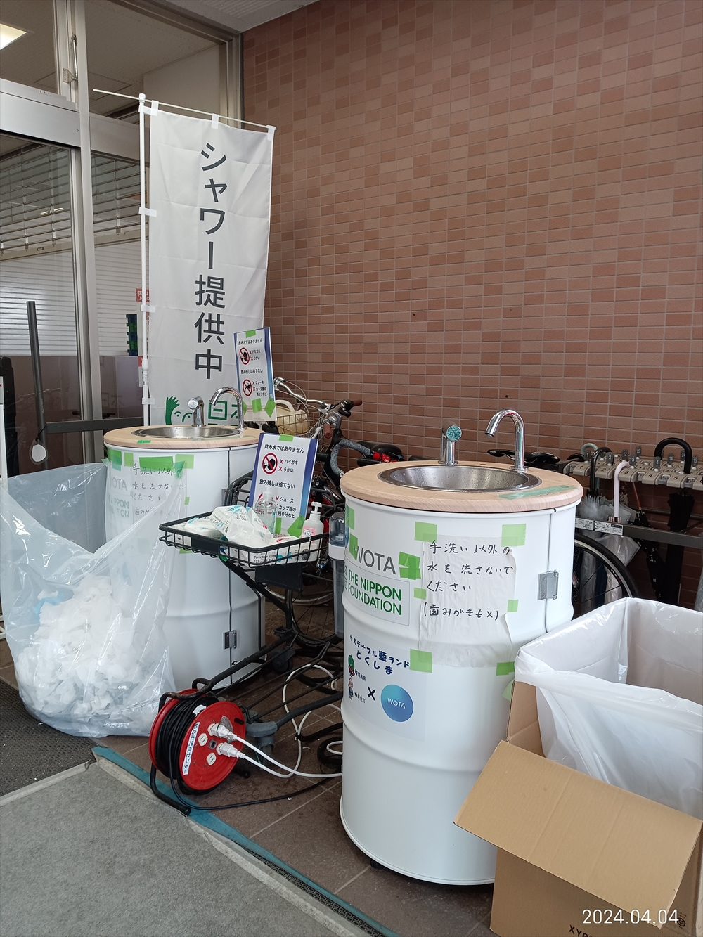 能登半島地震から考える 水インフラ像　Ｗａｔｅｒ-ｎ代表理事  奥田 早希子　第２回：「サービス化」　ＱＯＬの追求が新たな価値を生む_ＷＯＴＡのシャワーを使える避難所。手前に写っているのは同社の水循環式の手洗いスタンド（筆者撮影）