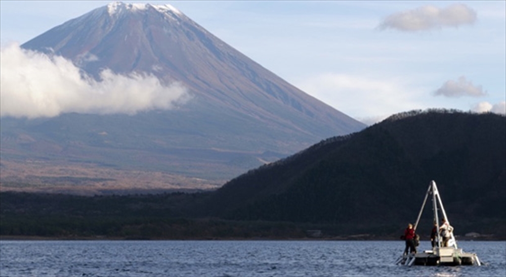 富士山・本栖湖で堆積物を掘削中の様子