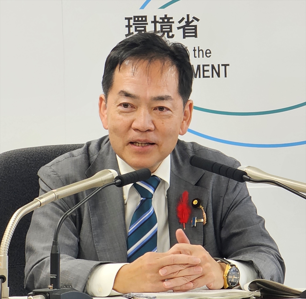 就任後初の会見に臨む浅尾環境相