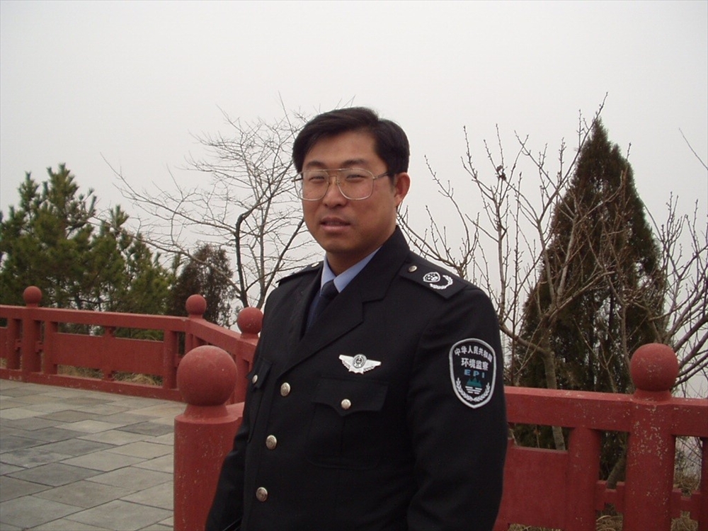 青島市で交流した「環境警察官」（２００３年12月、筆者撮影）