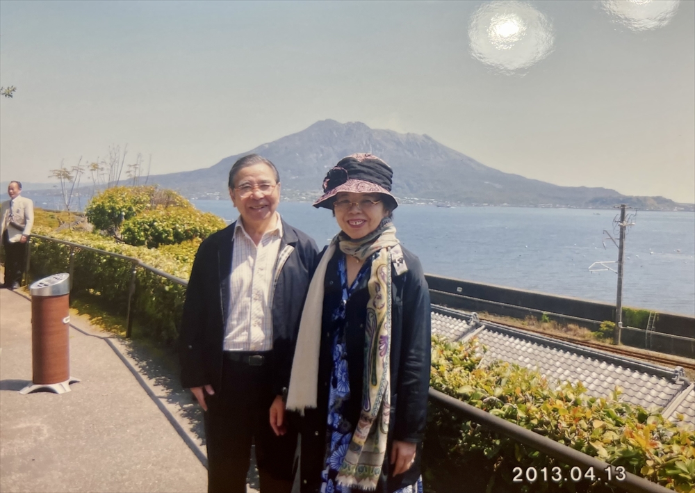 産廃と私~弁護士50余年の歩み~(20) 弁護士 芝田 稔秋 第5期 2000年から現在まで(平成12年以降)(2) 産廃を処理費のやすい市町村の処理施設に隠して搬入した例_妻塩子と鹿児島県・桜島にて(2013年)