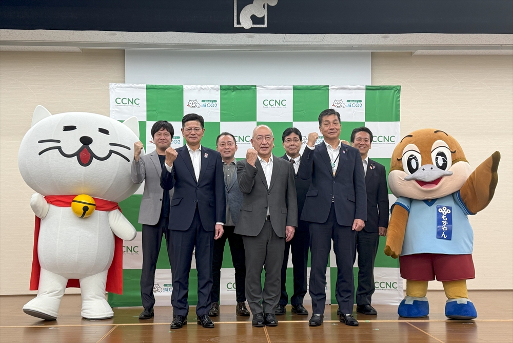 大阪府　消費者向け脱炭素プロジェクト　「おおさかで！減ＣＯ２」始動　小学生を先導役に生活者の行動を後押し_説明会で「げんこつ」ポーズを決めるプロジェクトメンバー