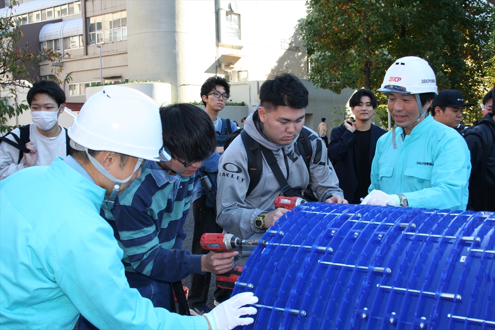 工具を手にして施工体験をする学生