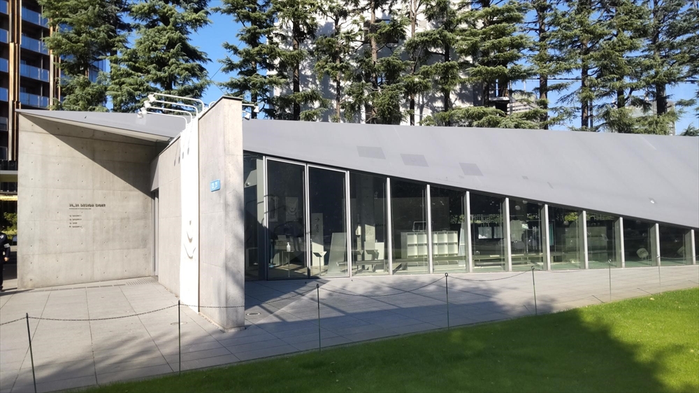 最寄り駅は六本木。ミッドタウン横の港区の赤坂の公園内にある21＿21 DESIGN SIGHT