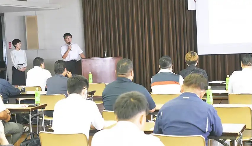 経営者向けの勉強会でも「脱炭素経営」をテーマに取り組みの重要性を強調した（9月26日、本店）_　観音寺信金、地域の脱炭素化支える　外部巻き込み機運醸成