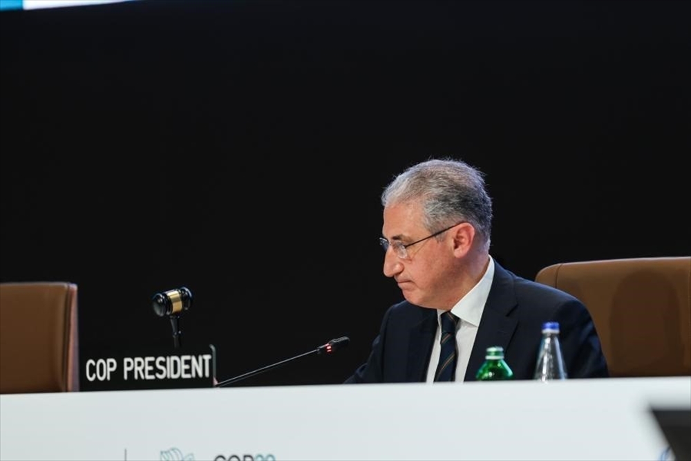 会議終了の小槌を打つCOP29議長ババエフ・アゼルバイジャン環境・天然資源相（提供・国際持続可能開発研究所）