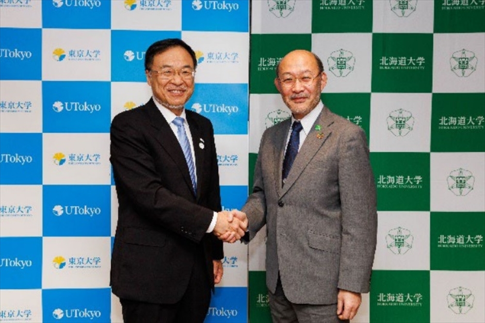 締結式の様子。大久保達也・東大総長特別参与（左）と横田篤・北大理事・副学長