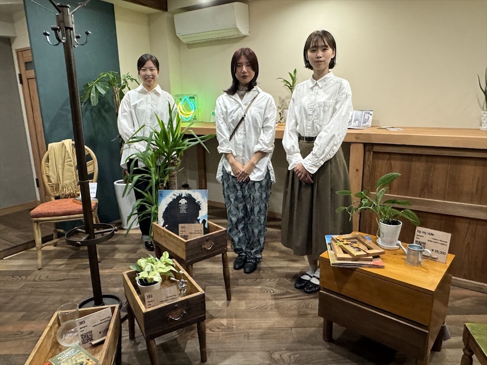 「サスティナビル」で「enloop」イベント開催 サイクラーズがGreen propとコラボ リメイク家具の展示即売会実施_Green Prop「サステナビル」で展示販売を行ったサイクラーズのデザイナーたち(左から三谷さん、東條さん、島田さん)