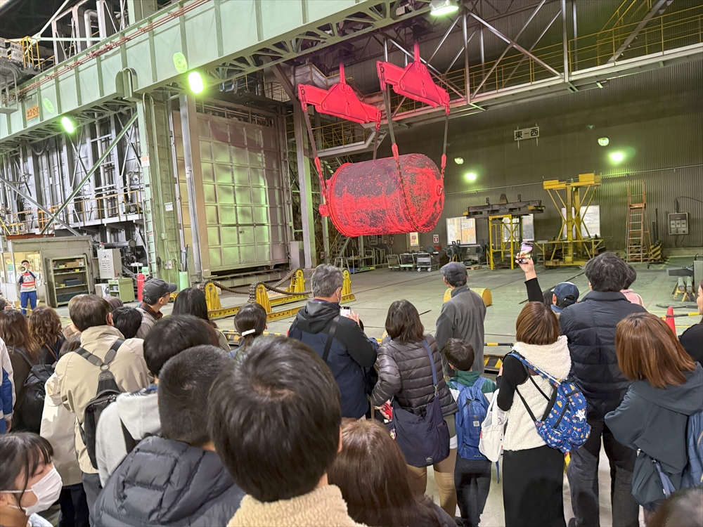 従業員・家族に播磨製作所を公開 神鋼環境ソリューション 「ものづくりの現場」への理解を深めて_炉出しを見守る家族たち