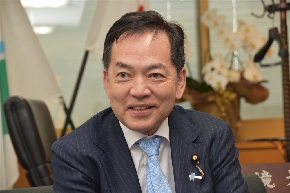 「脱炭素の世界的潮流は不可逆」と語る浅尾慶一郎環境相