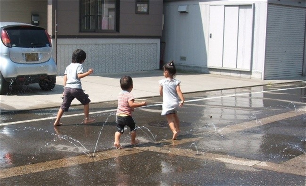 プロジェクト下水道（5）元・東京都下水道局　長岡技術科学大学　東京設計事務所　藤田 昌一　夏を涼しく_真夏の消雪パイプからの散水。子供たちは大騒ぎ
