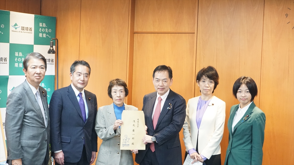 提言書右が浅尾環境相、左に高橋氏、井上氏
