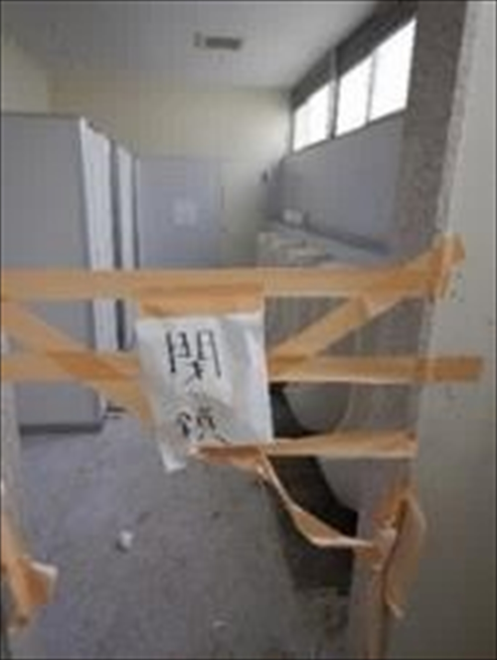 浄化槽を活用した避難所のトイレ対策　浄化槽と井戸や太陽光発電等を組み合わせ　平時も災害時も活用できるシステムの構築を　東洋大学理工学部都市環境デザイン学科水環境システム研究室教授　山崎　宏史_写真　２０２４年能登半島地震。水洗トイレが使用禁止になった避難所（筆者撮影）