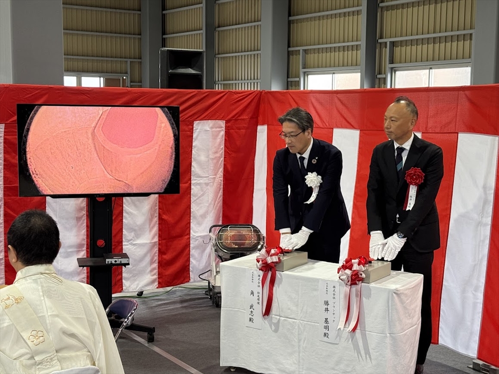 産廃焼却施設が完成、産廃や医療系廃棄物を適正処理 松尾環境 プランテックのバーチカル炉を採用_火入れを行う松尾環境・角社長(左)とプランテック・勝井社長