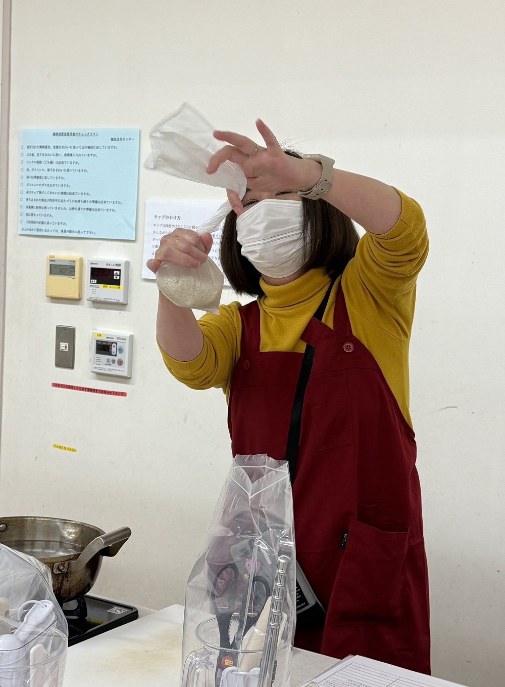 災害時に役立つ「子どもクッキング教室」　大阪府  節水調理法を学び、気候変動への「適応」を身近に_空気の抜き方を示す平尾理事