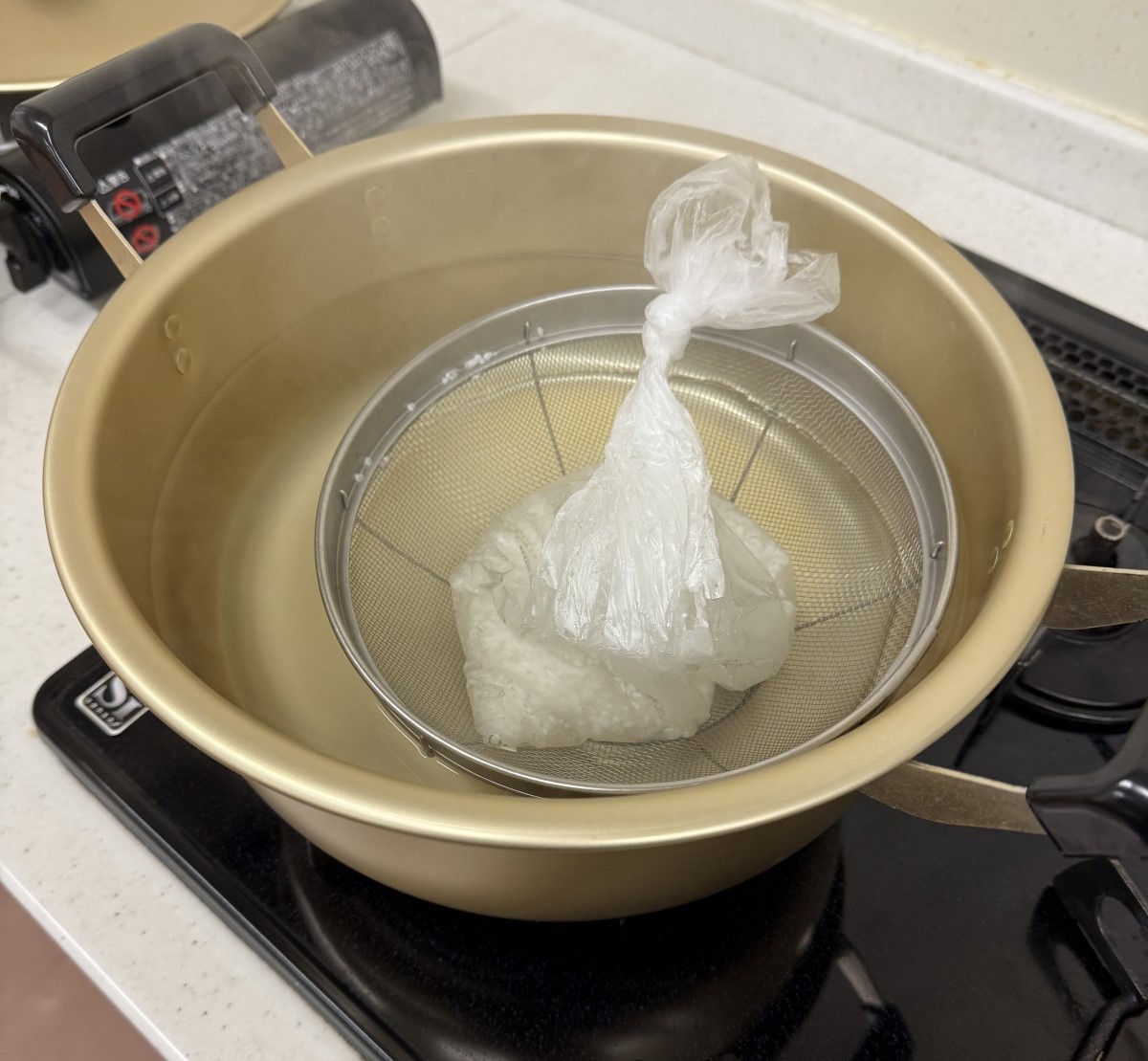 災害時に役立つ「子どもクッキング教室」　大阪府  節水調理法を学び、気候変動への「適応」を身近に_鍋肌に直接当たらないようにして湯せん。しっかり空気を抜いておくことが大切