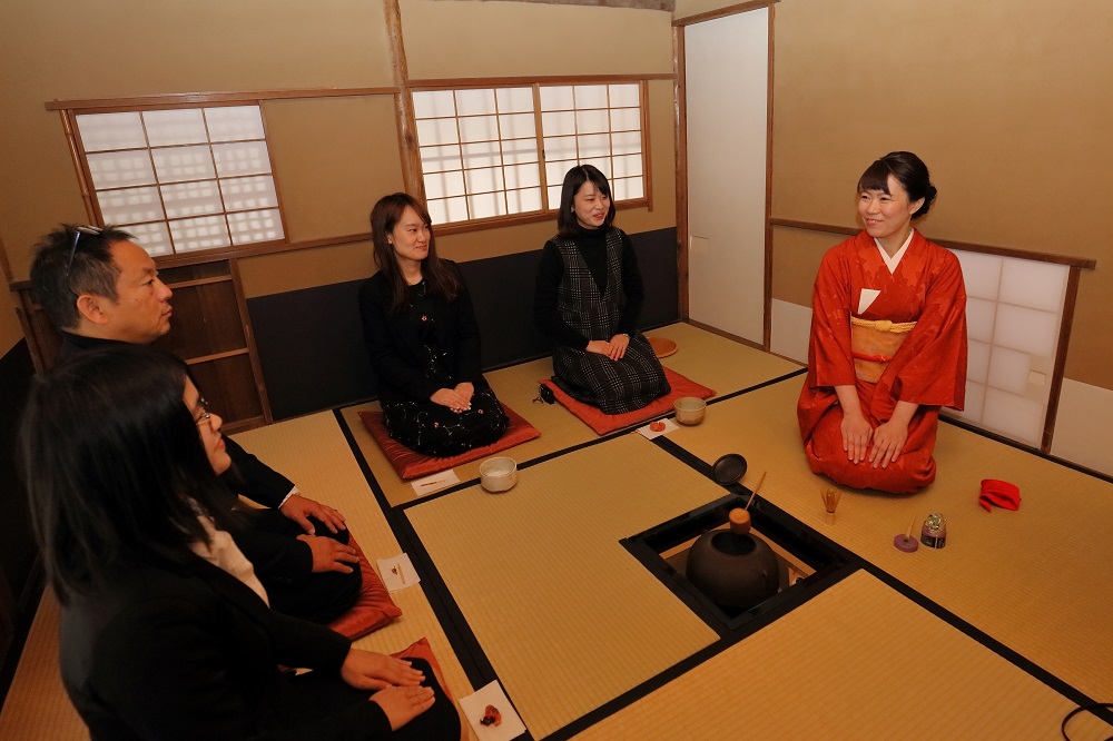 海外からのインターン生向けに行われたお茶会でお茶を振舞ったことも（右の着物の女性が木村さん）