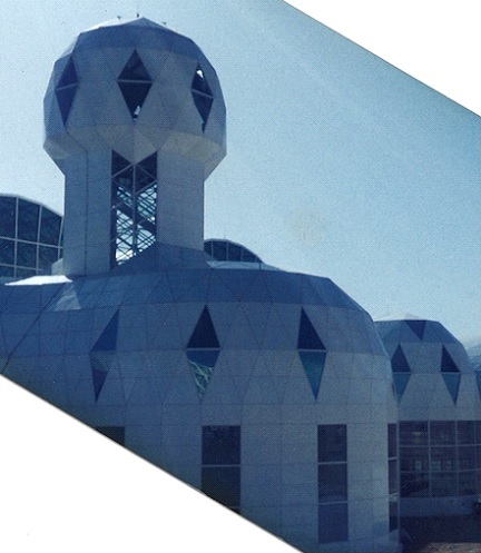 バイオスフィア２の建物。周囲はサボテンが立ち並ぶ砂漠地帯であった（１９９６年頃筆者撮影）