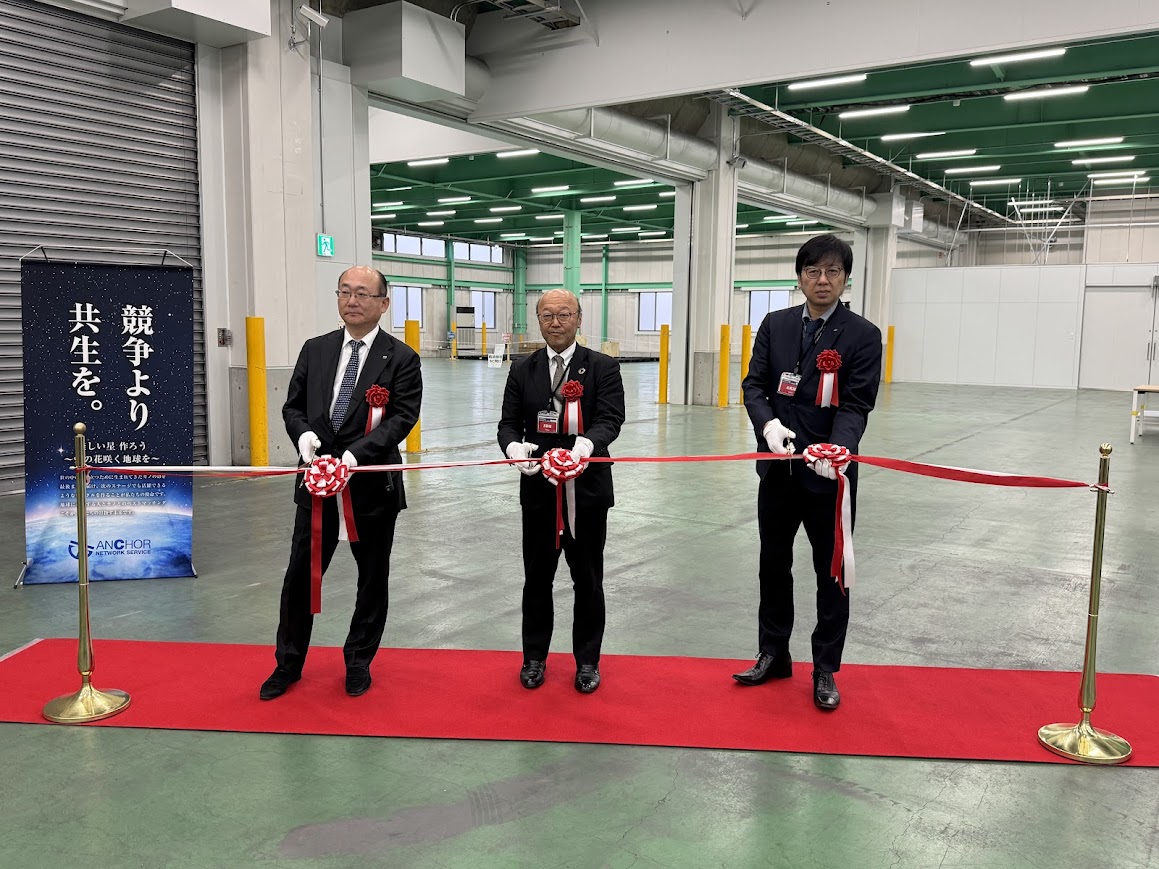 開所式でテープカットを行う碇社長（中央）ら