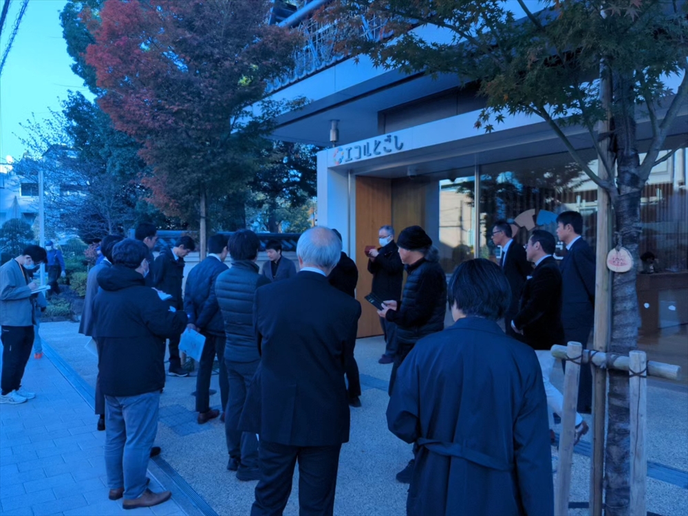 地中熱利用拡大に向けた取り組み 環境省水・大気環境局環境管理課環境汚染対策室長 鈴木清彦氏に聞く 認知度のさらなる向上へ懇談会を発足 さらなる支援、安全・安心のための技術検証も_写真2 施設見学会参加者が「エコルとごし」の環境設備を視察する