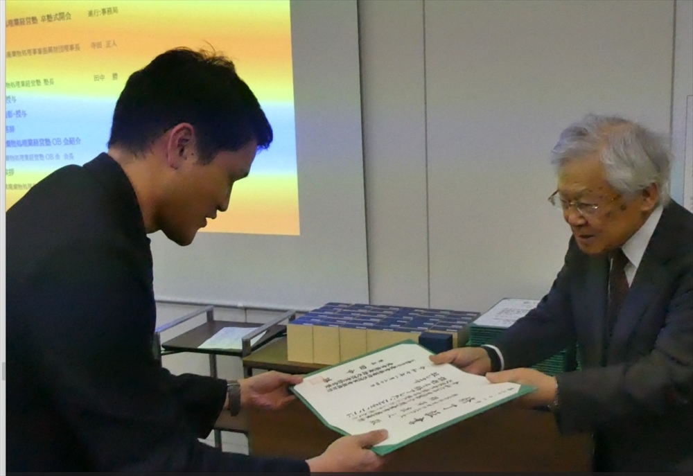 田中塾長（右）から修了証書を受け取る卒塾生
