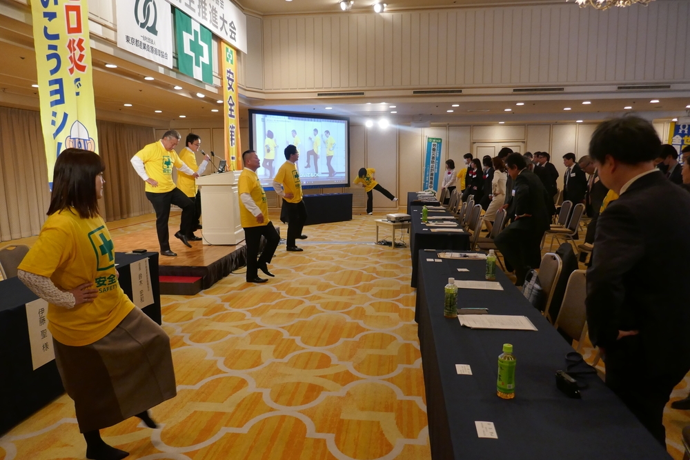 参加者全員で体幹を鍛える体操を行った