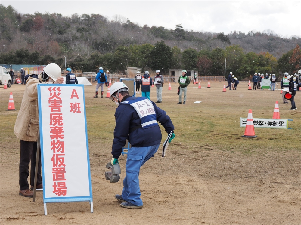 災害廃棄物対応に向け演習と訓練　兵庫県　阪神・淡路大震災30年事業で_仮置場を設置する様子