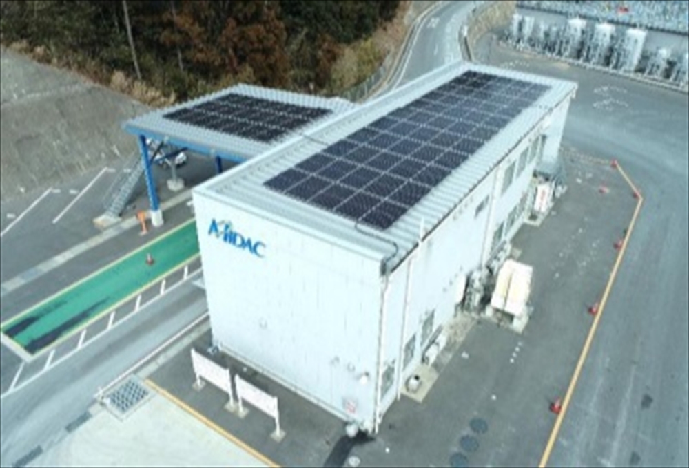 太陽光パネルが配置された管理棟