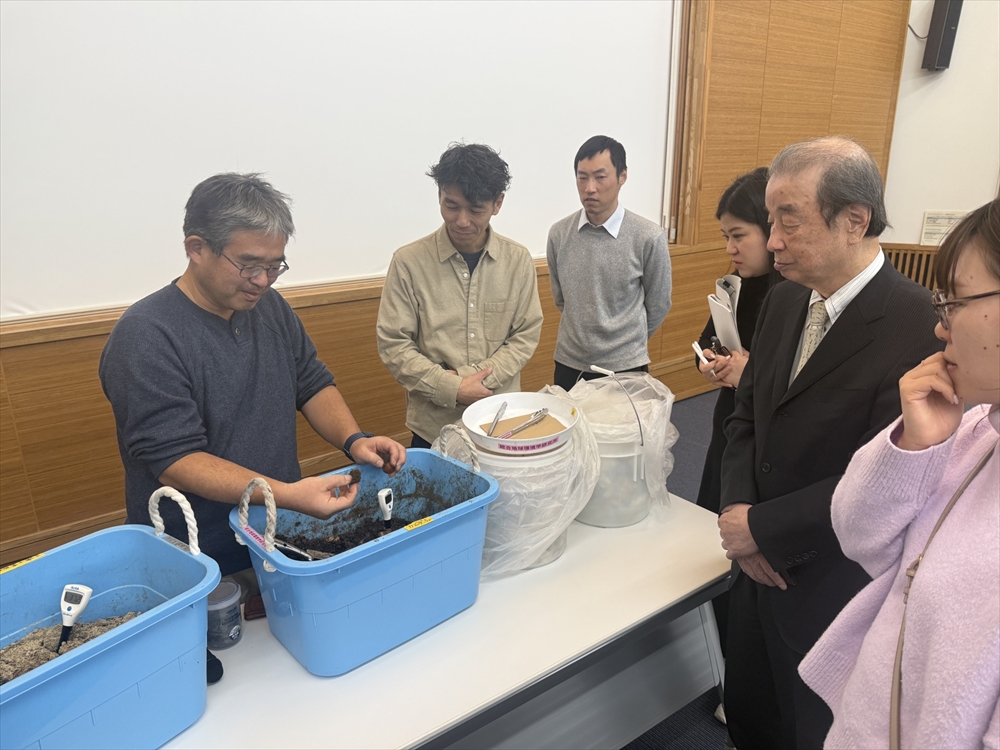 ごみを燃やさず自然に戻す 「生ごみの処理」と「窒素管理」の研究を紹介 地球研 メディア懇談会で_ホテルから食品残渣を入れた地球研のコンポストを見学する様子