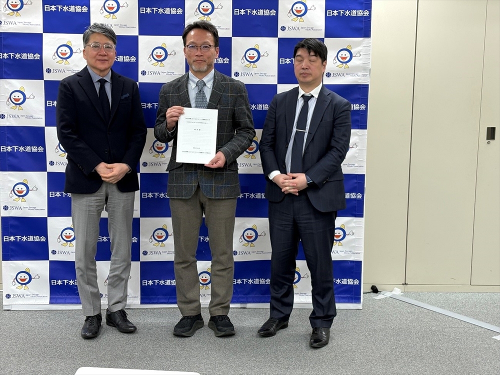（左から）加藤自治体ＷＧ委員長、浦賀委員長、大塚民間ＷＧ委員長