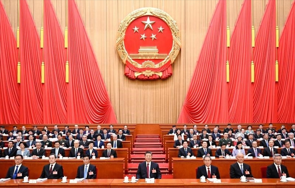 シャオリュウの中国環境ウオッチ(136) 地球環境戦略研究機関(IGFS)北京事務所所長 小柳秀明 中国の「新汚染物質」対策の進展_全人代開幕式主席台の様子(出典:中国中央政府ネット)