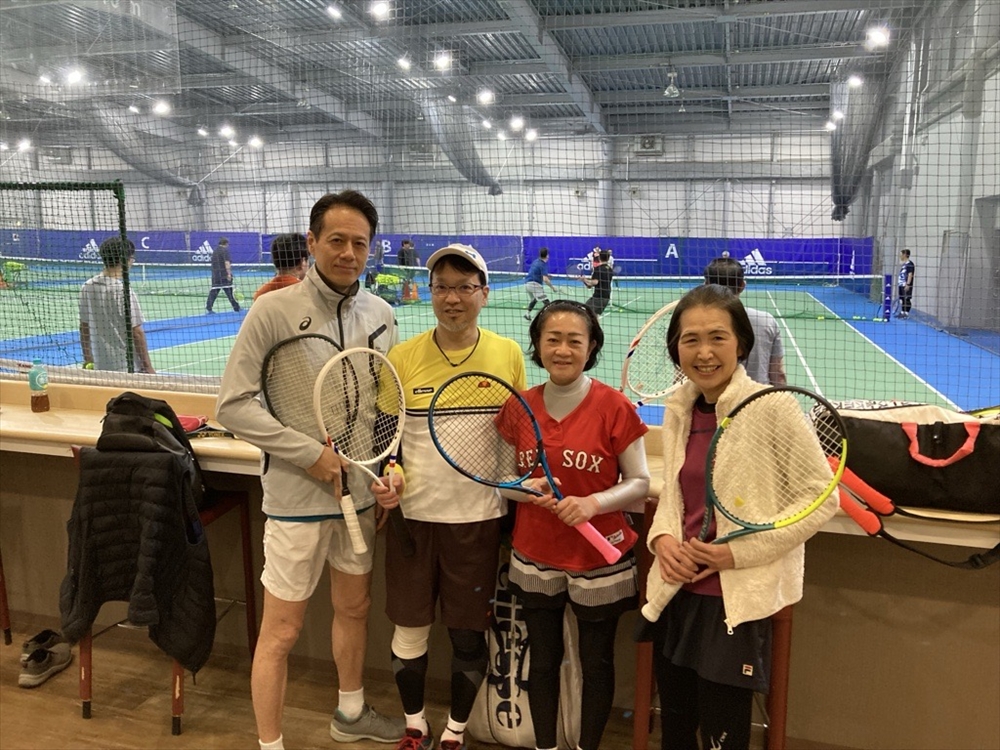 夫婦でスクールに通ってテニスを楽しむ（左から３番目が山下さん、２番目がご主人）