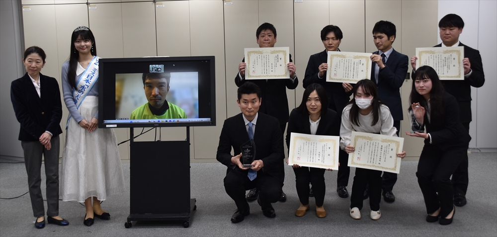 広報対象の受賞者ら。表彰式のサポートを２０２５ミス日本「水の天使」の高坂美優さんが務めた（左から２人目）