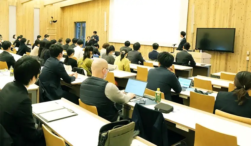 多くの参加者が集まった「地域ぐるみでの脱炭素経営支援体制構築モデル事業」のセミナー（1月20日、岡山大学、中国銀提供）_　ちゅうぎんFG、脱炭素対応を一気通貫　他行サービス開発に協力