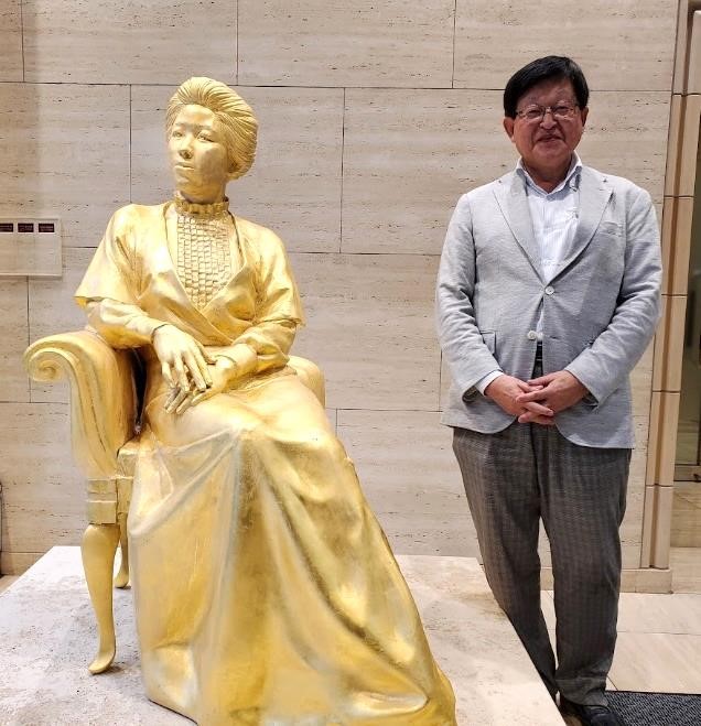 大同生命の大阪本社（大阪市西区）に展示されている広岡浅子像と筆者