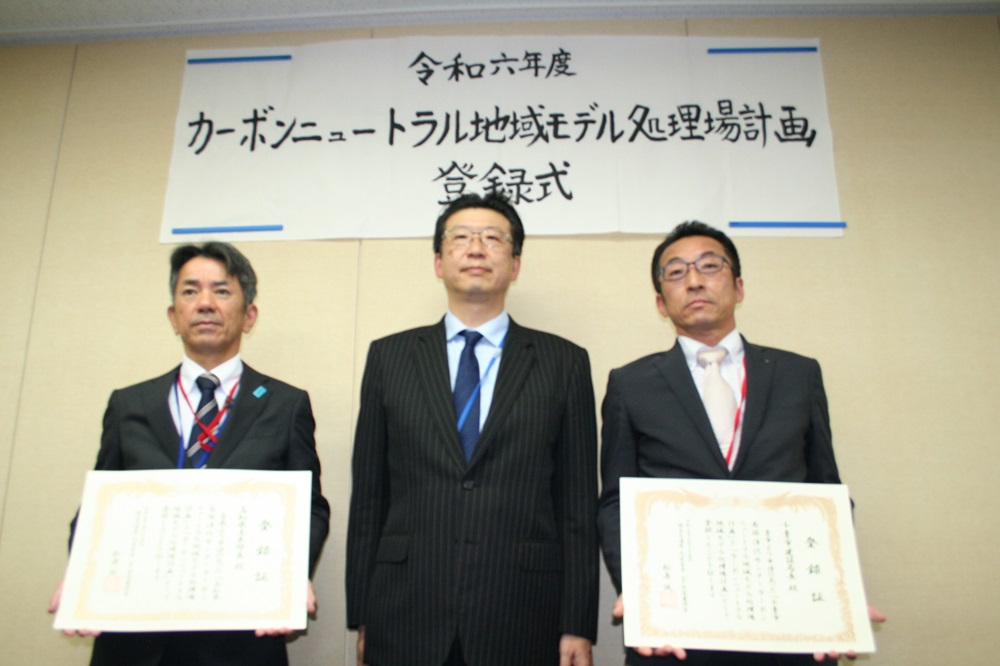 （左から）横地・高知県土木部長、松原上下水道審議官、山口・千葉市建設局長