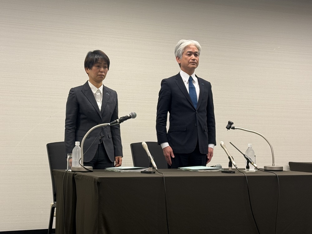 桑原社長（右）と大地佐智子執行役員