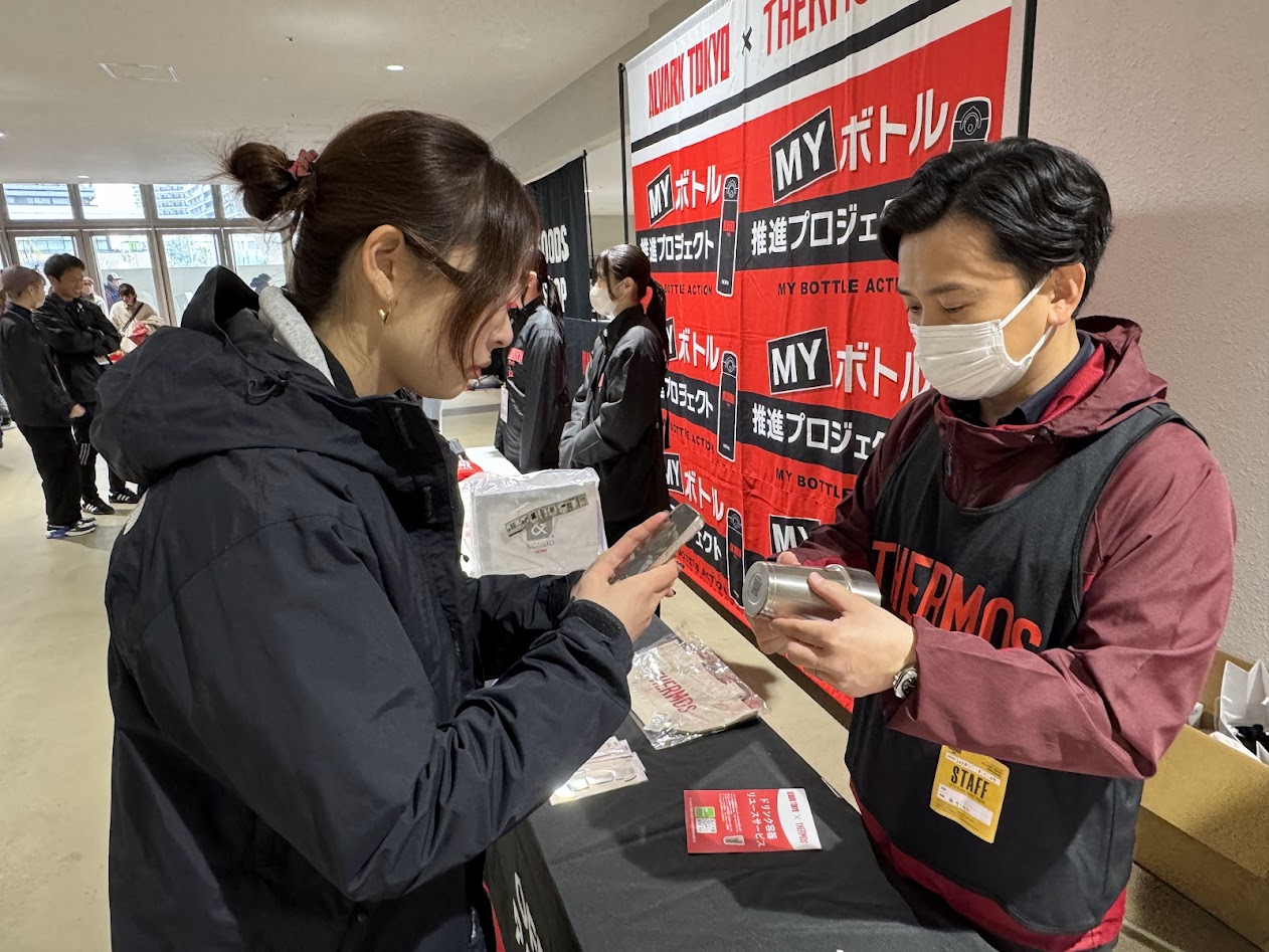 ＱＲコードを読み込んでリユースタンブラーを借りる